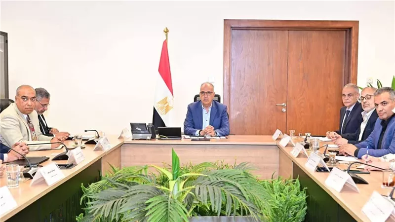وزير الري يوجه بتسريع تنفيذ المشروعات ويستعرض خطة استثمارات 2026/2027