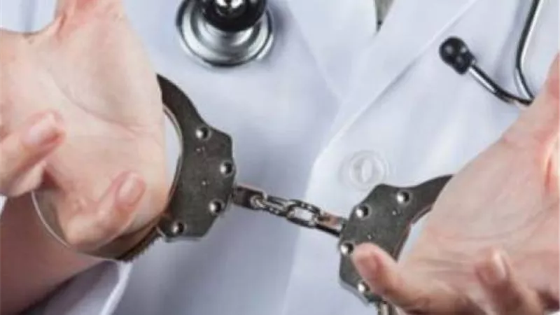 الطبيب المزيف يعود للواجهة.. تحذيرات من موجة احتيال طبي تهدد حياة المرضى