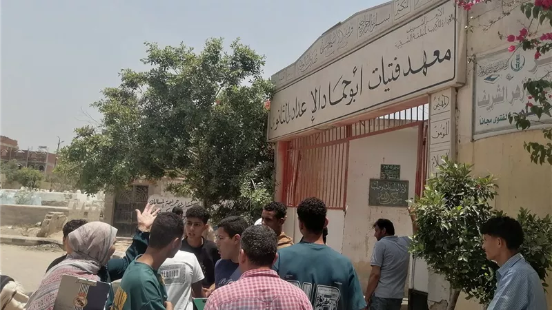 صعب وفيه تريكات.. آراء طلاب الثانوية الأزهرية بالشرقية في امتحان مادة الرياضيات البحتة