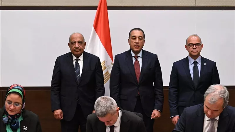 مدبولي يشهد توقيع اتفاقيتي الاستثمار والتشغيل وشراء الطاقة لمحطة طاقة رياح جبل الزيت 
