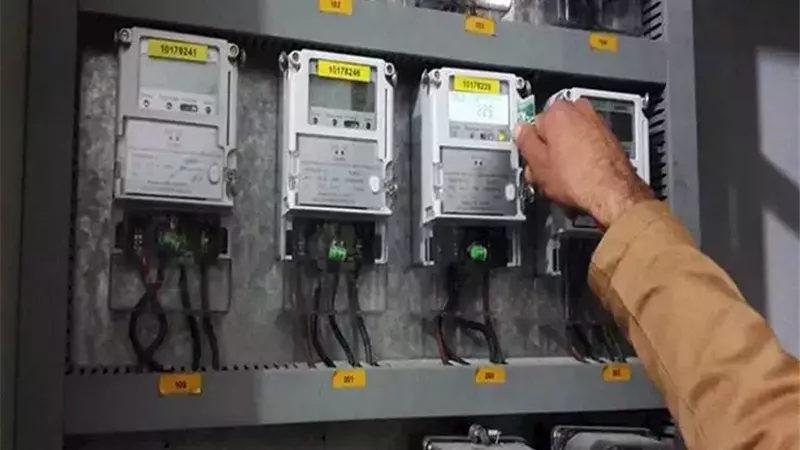 قبل استدعاء 3 وزراء.. هل تنقذ الحكومة نفسها من أزمة العدادات الكودية؟