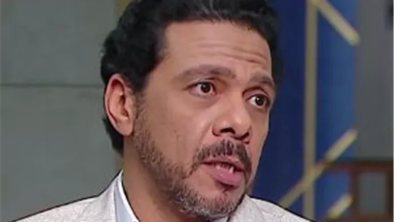 حمزة العيلي: الهجوم عليّ بعد «إكس لارج» أتعبني نفسيًا.. والعمل مع عادل إمام كان حلم العمر