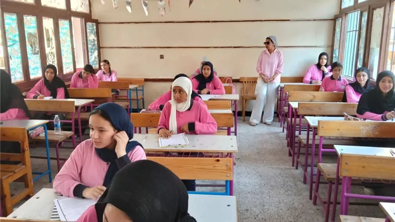 اليوم.. طلاب الشهادة الاعدادية بالإسماعيلية يؤدون امتحان مادة الدراسات الاجتماعية 