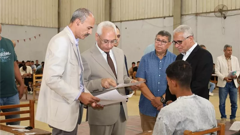 انضباط كامل داخل اللجان.. رئيس جامعة المنيا يتابع امتحانات علوم الرياضة والآداب