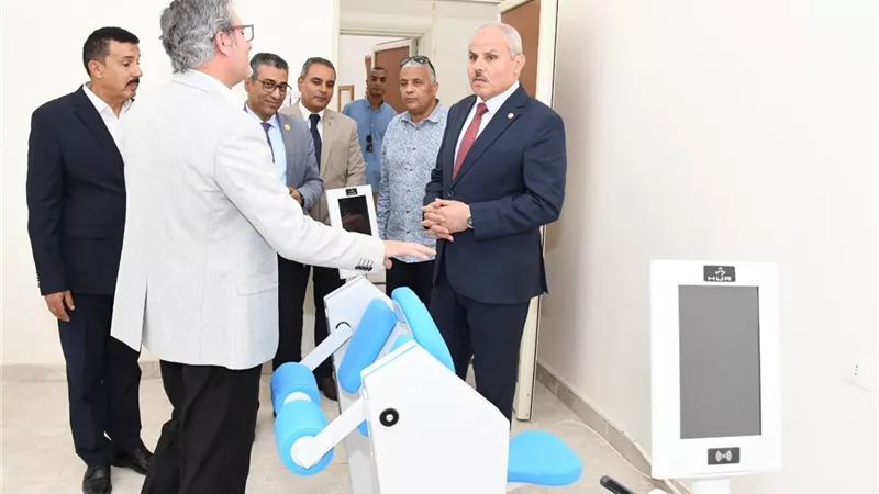 رئيس جامعة قناة السويس يتفقد عيادات العلاج الطبيعي بالمستشفيات الجامعية (صور)