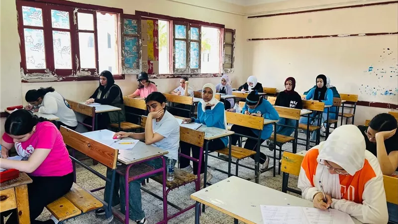 بالصور.. طلاب الشهادة الإعدادية في محافظة الإسكندرية يؤدون امتحان اللغة الأجنبية 