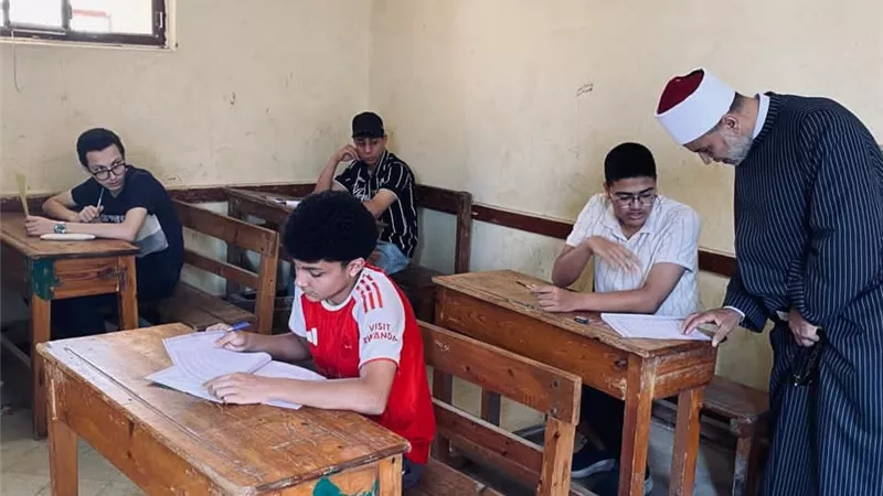 رئيس منطقة الدقهلية الأزهرية يتفقد لجان النحو للقسم العلمي 