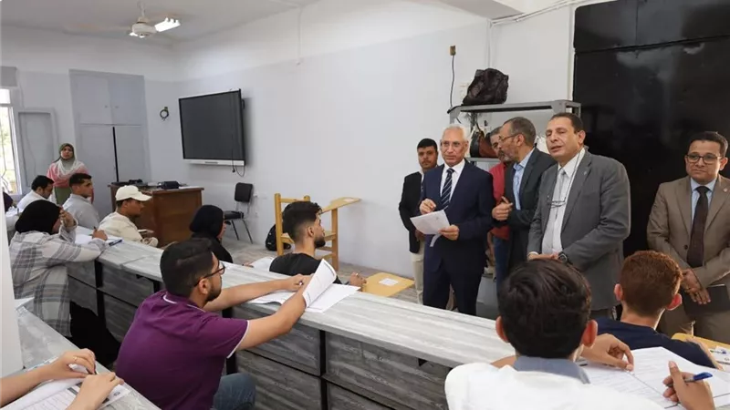 رئيس جامعة المنيا يتابع امتحانات الطب البيطري بالمنيا الجديدة 