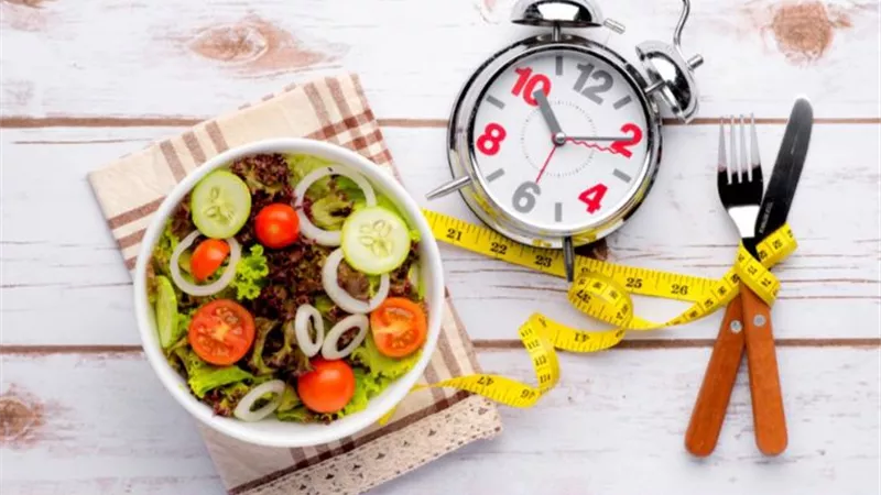 حيرة الراغبين في إنقاص الوزن.. أيهما أكثر فاعلية الصيام المتقطع أم عجز السعرات؟
