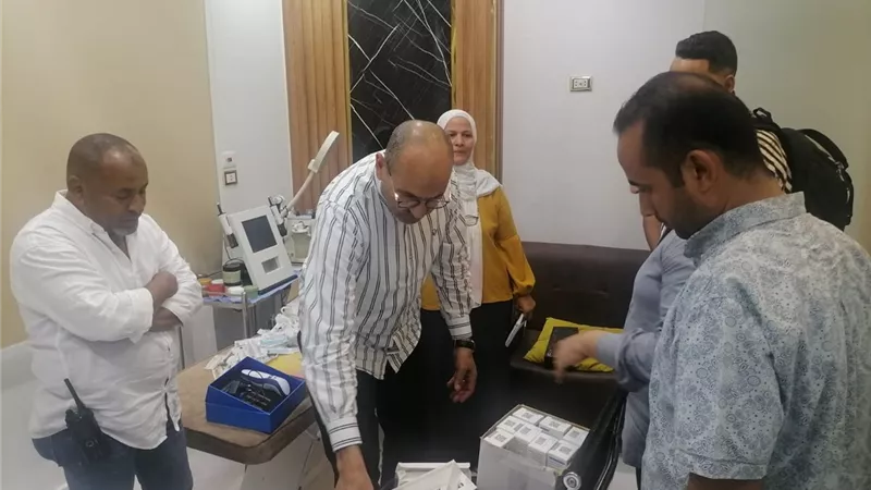 مهلة لتوفيق أوضاعهم.. غلق عدد من المنشآت الطبية الغير مرخصة خلال حملة بمحافظة قنا