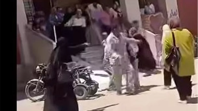 فيديو صادم من امتحانات الإعدادية 2026.. أولياء أمور يعتدون على معلمة بسبب منع الغش