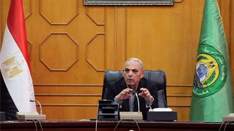 محافظ الإسماعيلية يلتقي المهندسين الجدد ويؤكد على روح الفريق وسرعة الإنجاز