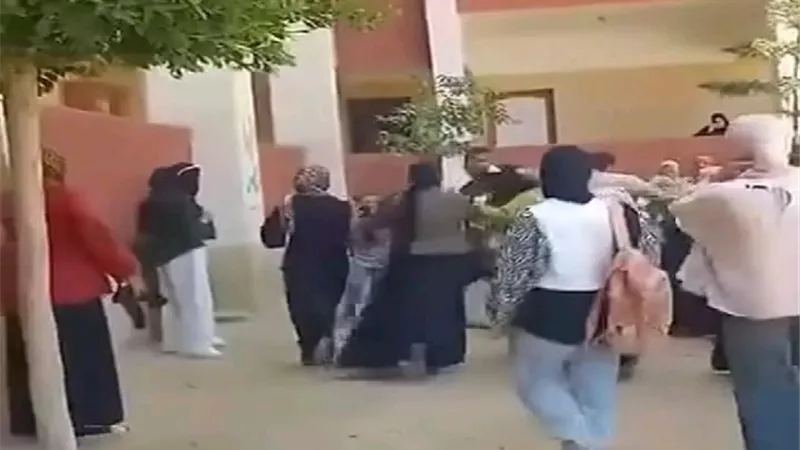 خناقة أولياء أمور أمام لجنة امتحان.. «تعليم الشرقية» يكشف حقيقة فيديو التعدي المتداول