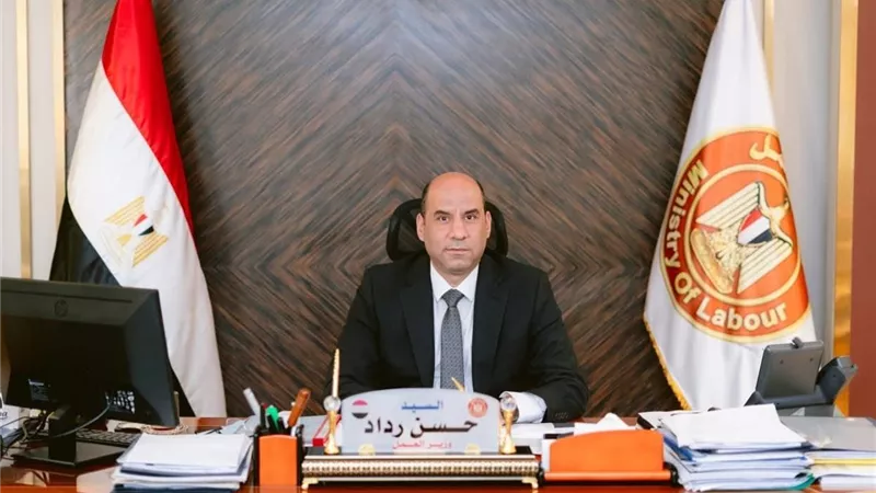 برقم موحد على واتساب.. وزارة العمل تطلق خدمة رقمية جديدة للرد على استفسارات المواطنين