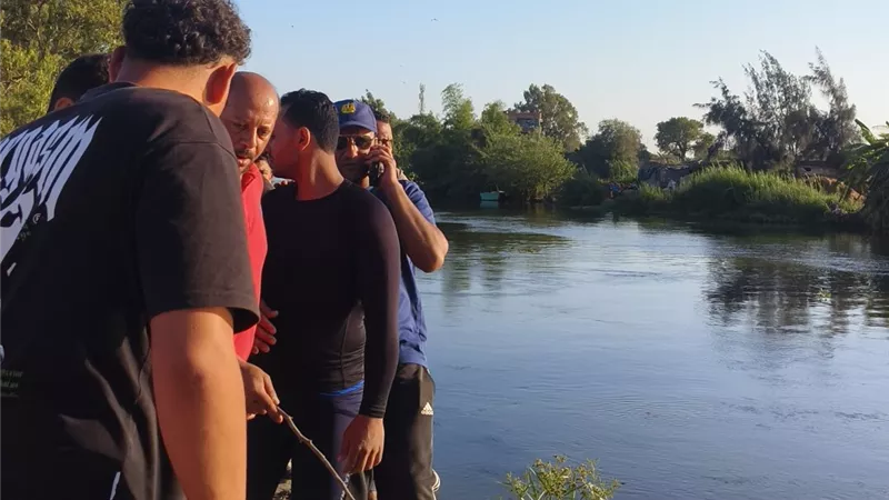 جهود مكثفة لرجال الإنقاذ النهري للبحث عن جثمان شاب ببحر كفر الجنينة بالدقهلية