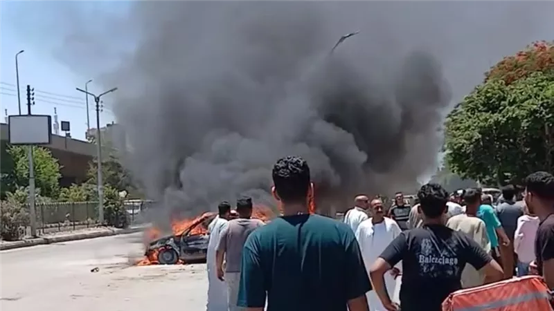 اندلاع حريق هائل وتفحم سيارتين أمام محطة بنزين في المنيا 
