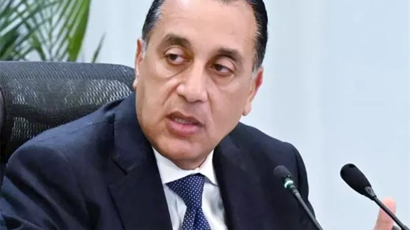 مدبولي يفاجئ طلاب إدكو بسؤال حسابي خلال جولته بالبحيرة.. وتفاعل كبير بين الأطفال