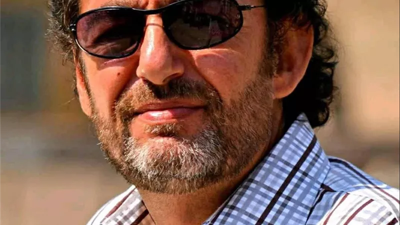 انقلبت به الدراجة النارية.. إصابة الفنان محمد مرزبان في حادث بطريق الإسماعيلية الصحراوي