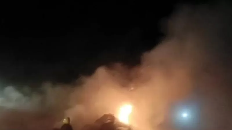 الدخان بسماء طهطا.. استنفار واسع لاحتواء حريق بمصنع أخشاب قبل امتداده بسوهاج