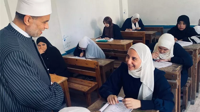أجواء هادئة في امتحان اللغة الأجنبية الأولى بالأزهرية الأدبي بالدقهلية