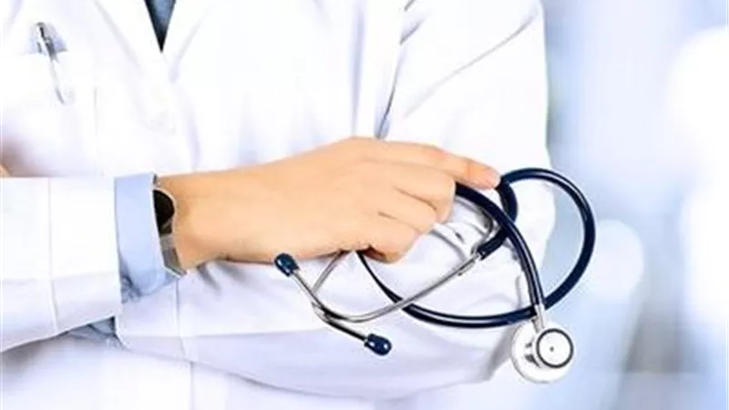 صدمة داخل عيادات التجميل.. شخص يحمل دبلوم زخرفة يمارس العلاج ويجري جلسات ليزر