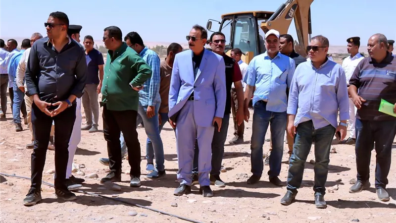 محافظ سوهاج يشهد تنفيذ قرار إزالة تعدٍ على 60 فدان أملاك الدولة بمركز المنشأة