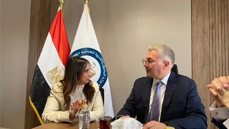 نشوى الشريف تبحث مع وزير البترول تطوير القطاع ودعم العاملين به