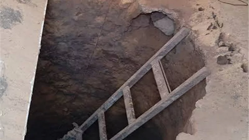 سائق توك توك يخفي وفاة والدته 
