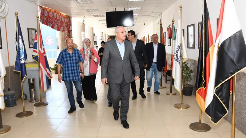 رئيس جامعة قناة السويس يتفقد لجان امتحانات كلية الألسن ويشدد على الانضباط والجودة