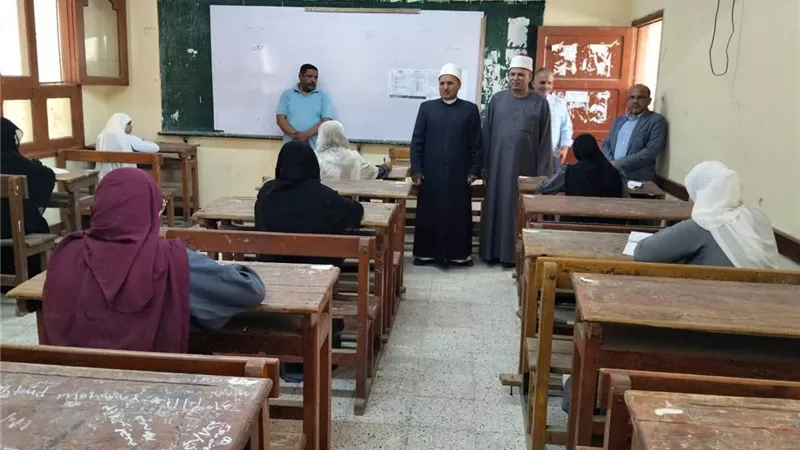 طلاب العلمي بالثانوية الأزهرية بالإسماعيلية يؤدون امتحان الصرف