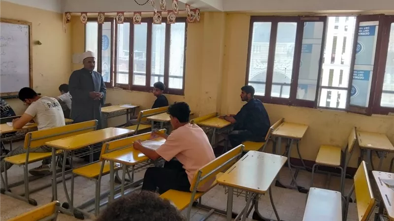 رئيس المنطقة يتابع امتحانات الثانوية الأزهرية بالقنطرة غرب بالإسماعيلية