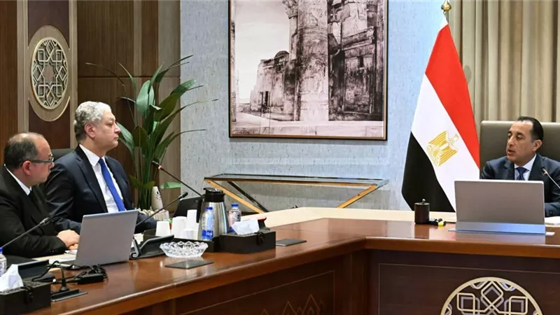 رئيس الوزراء يتابع استعدادات بدء المرحلة الثانية من المبادرة الرئاسية 