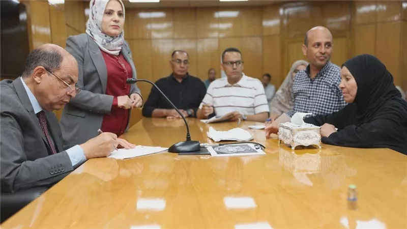 محافظ المنيا يوجه بحلول فورية لعدد من المطالب الخدمية والإنسانية