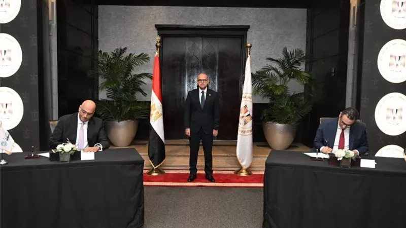 تفاصيل توقيع عقد حق انتفاع مبنى المعرض الدائم بين المصرية للمعارض وتنمية المشروعات
