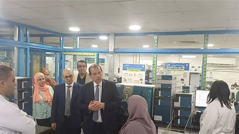 اعتماد جديد يعزز جودة العمل.. نائب وزير الصحة يتفقد معامل الصحة العامة ويشيد بإنجازها