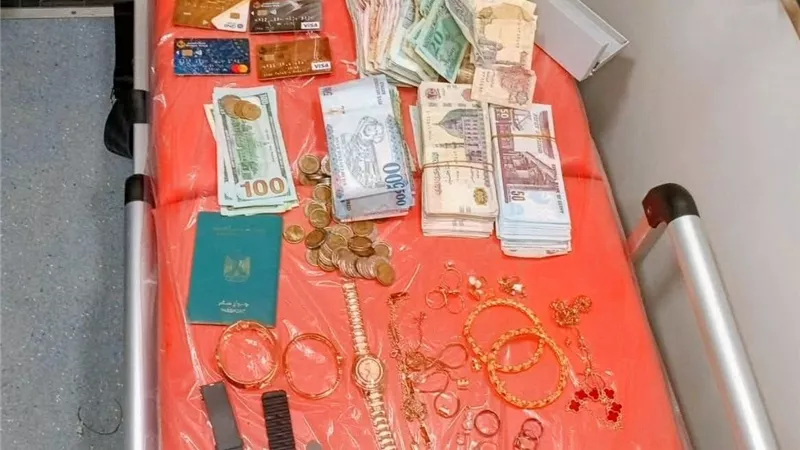 بين دولارات ومشغولات ذهبية.. الإسعاف يسلم أمانات مصابي حادث المنيا لأسرهم