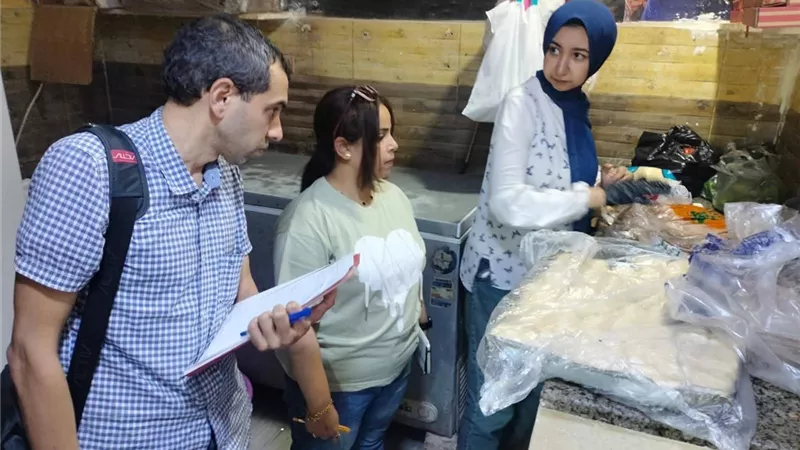 مصادرة وإعدام 60 كجم لحوم ومواد غذائية فاسدة خلال حملات تفتيشية على الأسواق بالمنيا 