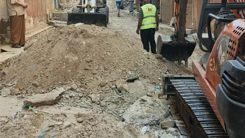 بدء أعمال رصف ورفع كفاءة شارع سوق الدخيلة بحي العجمي