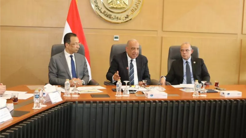 الحكومة تبحث خطوات إعداد الاستراتيجية الوطنية لصناعة مراكز البيانات 
