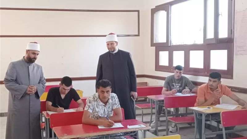 رئيس منطقة الإسكندرية الأزهرية يتابع امتحانات التاريخ ويواسي أسرة طالبة بلجنة السيوف
