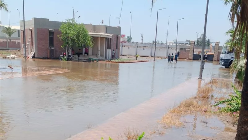 انفجار خط مياه رئيسي بطريق بلبيس – العاشر من رمضان