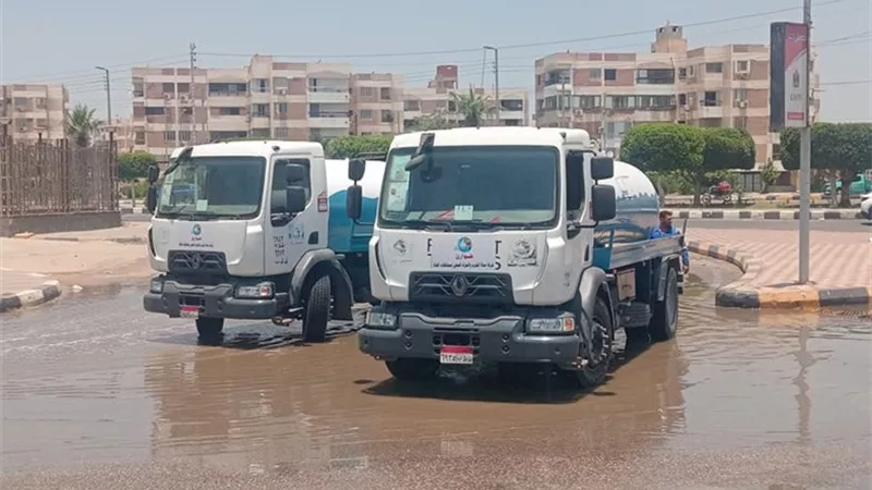 سحب تجمعات المياه بالطريق الدائري بالإسماعيلية عقب كسر خط تابع لهيئة قناة السويس