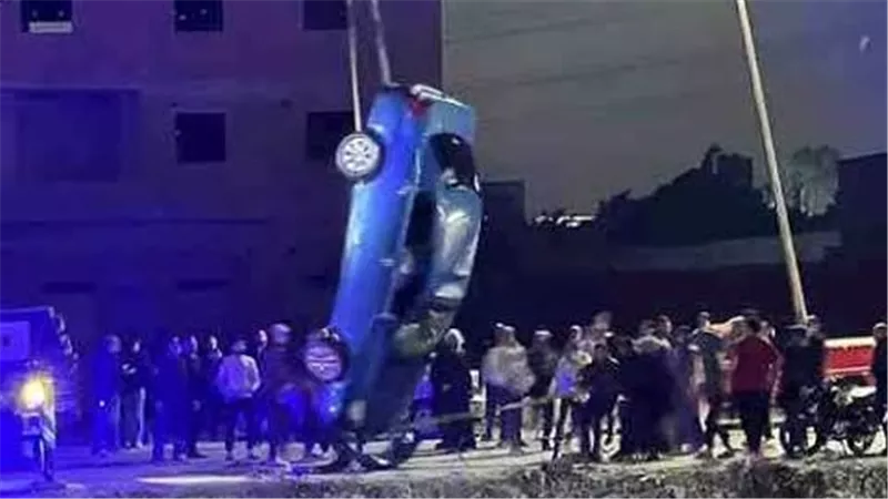 سقوط سيارة ملاكي في ترعة المريوطية بأبو النمرس.. والحماية المدنية تتحرك
