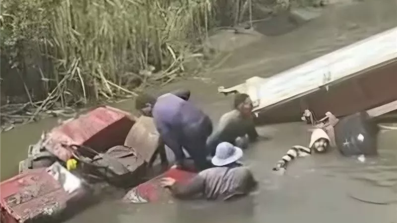 حادث مأساوي بأسيوط.. وفاة أب ونجله وإصابة آخر في انقلاب جرار زراعي