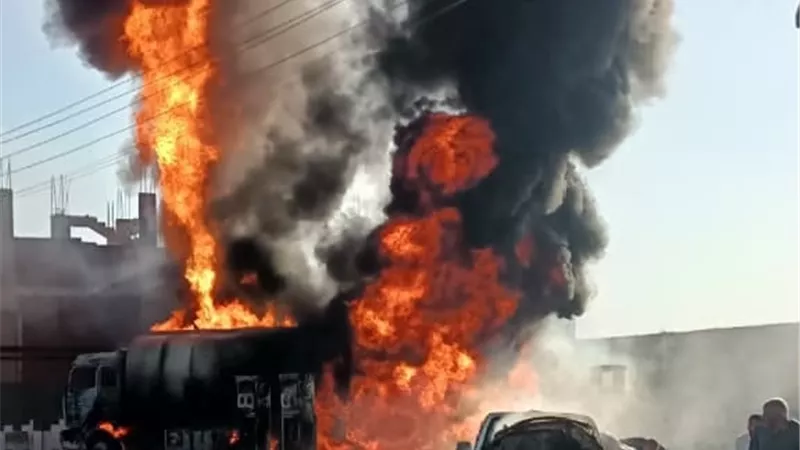 إخماد حريق سيارة محملة بالسولار داخل محطة وقود بطريق أبوحماد – أبوكبير