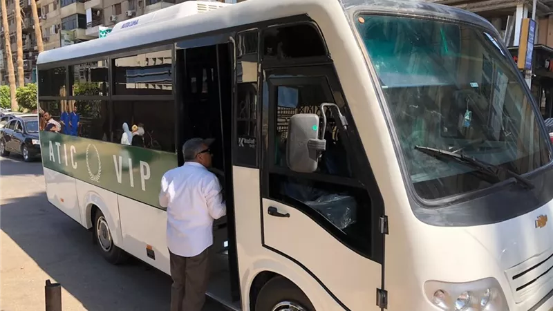المنصورة تشهد انتظامًا في منظومة النقل المميز الجديدة.. ومحافظ الدقهلية يتابع التنفيذ