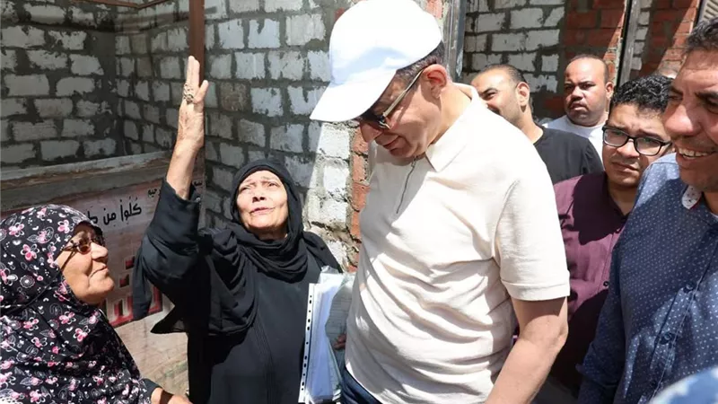 محافظ المنيا يتفقد 37 محلًا تجاريًا بحي جنوب ويستجيب لمطالب المواطنين