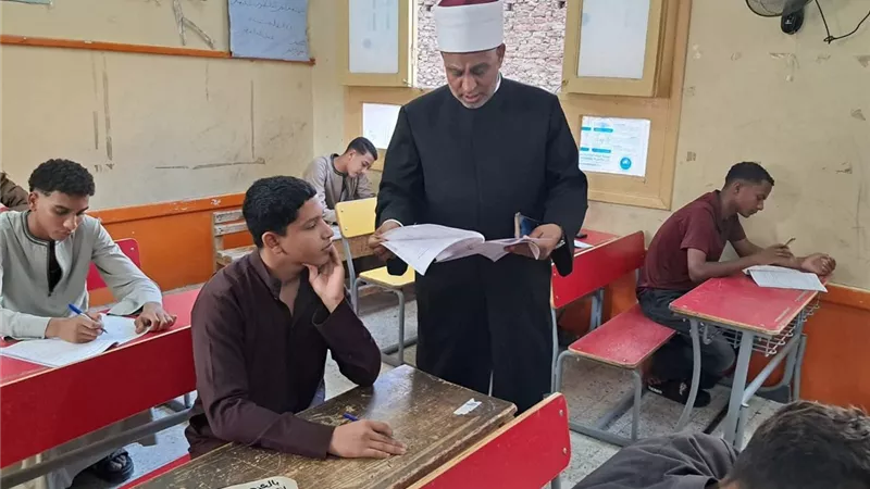 انضباط داخل لجان قنا.. رئيس قطاع المعاهد الأزهرية يتابع امتحانات الكيمياء ميدانيًا