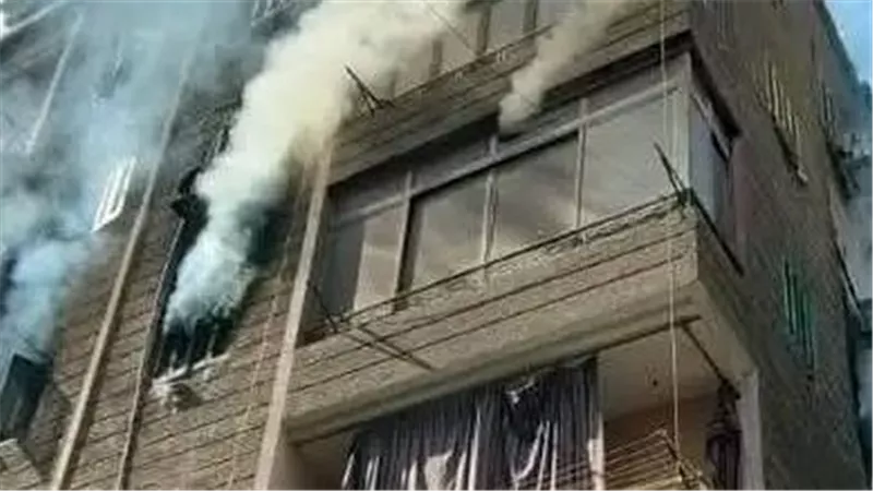 اندلاع حريق داخل منزلين في قنا.. والحماية المدنية تدفع بسيارات الإطفاء 