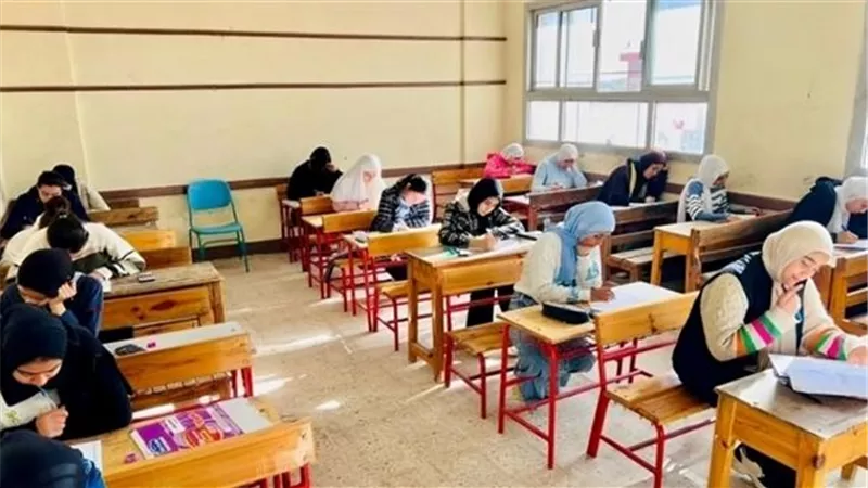 طلاب الثانوية العامة بالإسماعيلية يؤدون امتحان المواد غير المضافة للمجموع اليوم